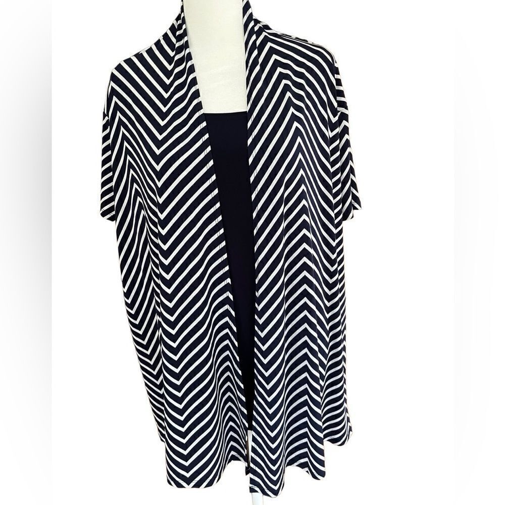 Liz McCoy Woman striped open waterfall top with attached shell, navy/white sz 3X